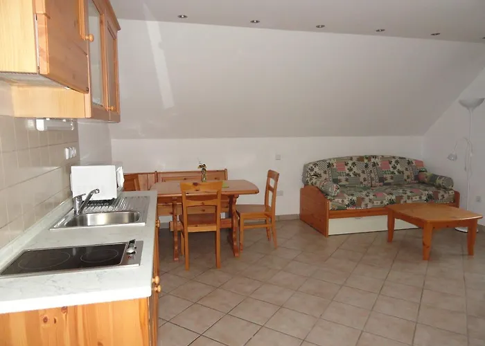 农家乐 多利纳克莱尼尔农家乐 *